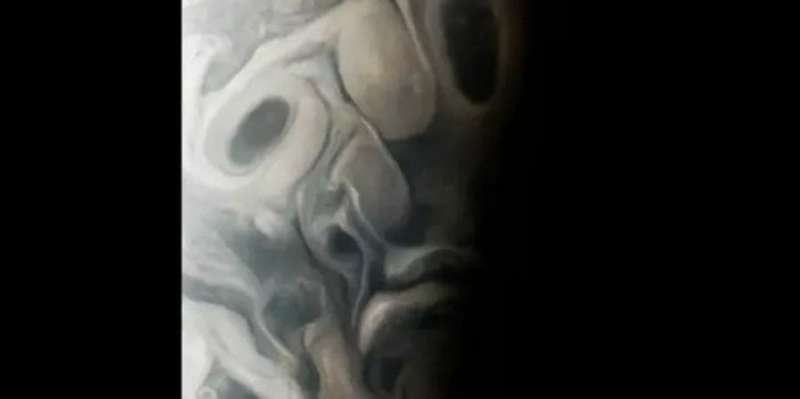 Якраз до Геловіну. Апарат NASA зафіксував моторошне обличчя на поверхні Юпітера