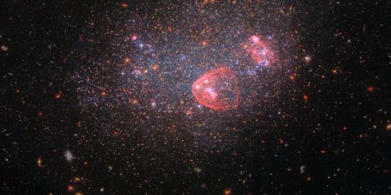 Дуже красиво. Телескоп Хаббл зробив фото сліпучої «ялинкової кулі» із зірок