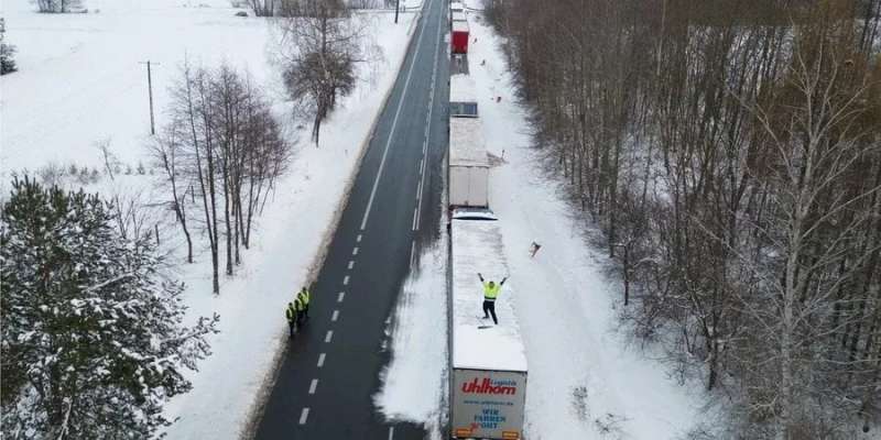 У черзі лише тисяча автівок. Рух вантажівок на кордоні зі Словаччиною відновлюється