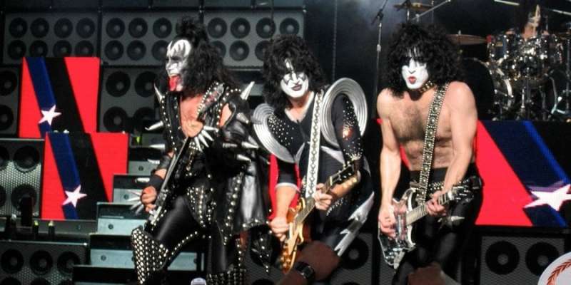 «Вічно молода і назавжди культова». У Нью-Йорку відбувся концерт аватарів гурту Kiss