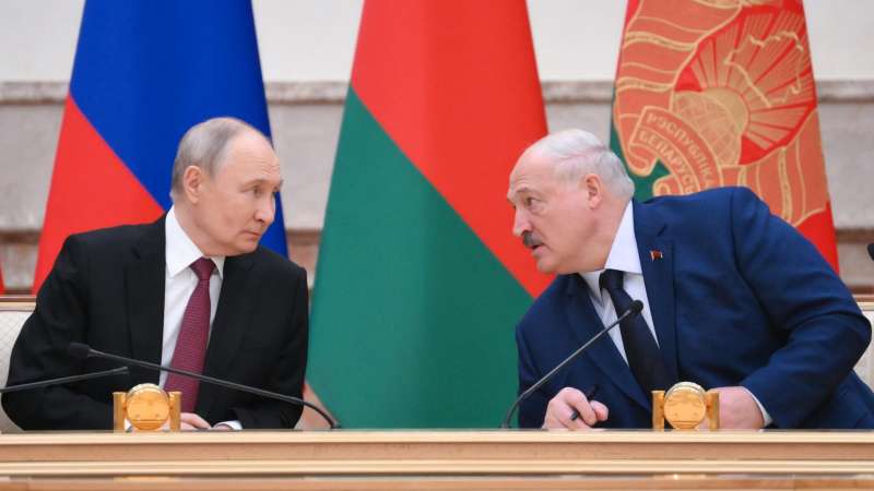 Лукашенко и Путин вместе уехали из Дворца Независимости