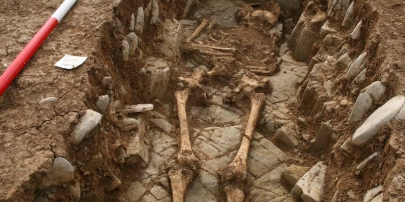 Померли під час бенкету? У Великій Британії знайшли загадкове поховання